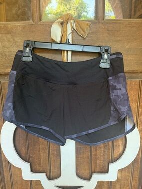 ZYIA Black & Camo shorts, size M, VEUC